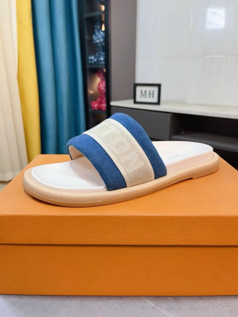 Ex-factory price 360🌹🌹 (lv-Louis Vuitton) New men's slippers, high-end boutique, exquisite embossed logo decoration on the upper, fine workmanship, super soft soles, casual, loose and comfortable, a must-have in summer! \nsize：38-44